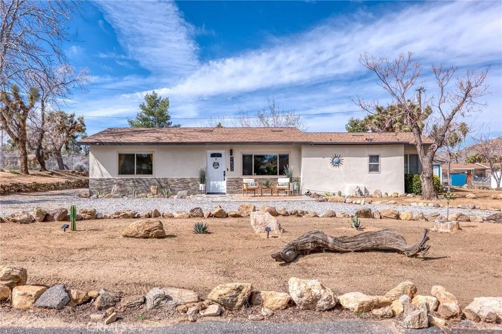 Photo of 7432 Dumosa Ave, Yucca Valley, CA 92284 (MLS # JT26089790)