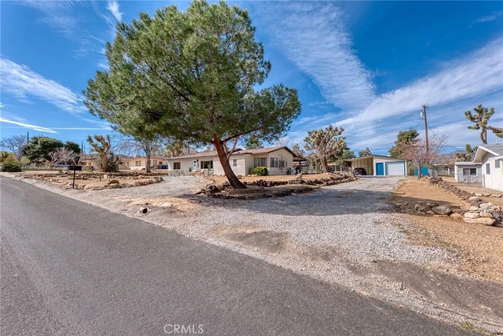 Photo of 7432 Dumosa Ave, Yucca Valley, CA 92284 (MLS # JT26089790)