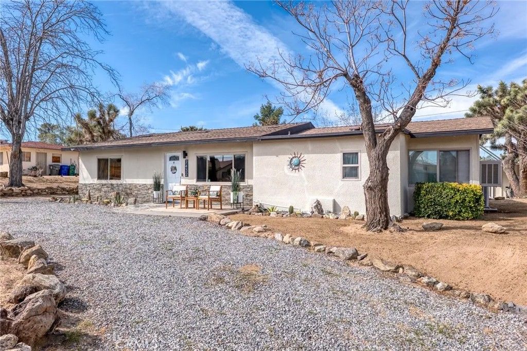 Photo of 7432 Dumosa Ave, Yucca Valley, CA 92284 (MLS # JT26089790)