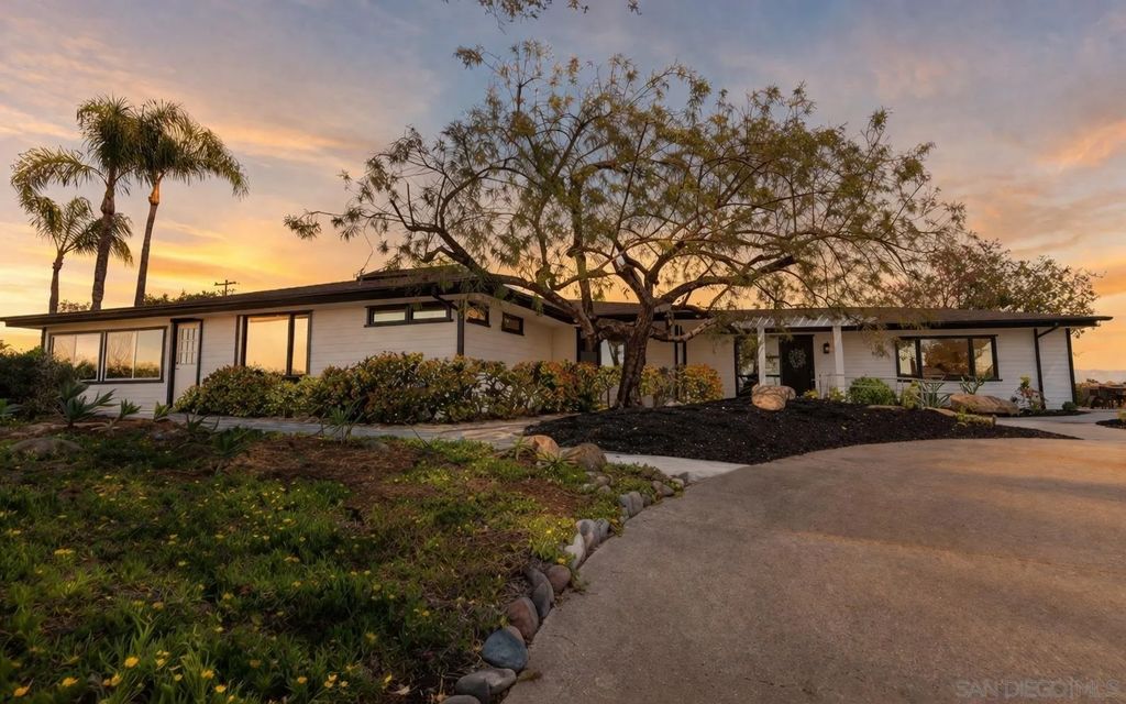 Photo of 1097 Camino Alisos, Fallbrook, CA 92028 (MLS # 260006900)