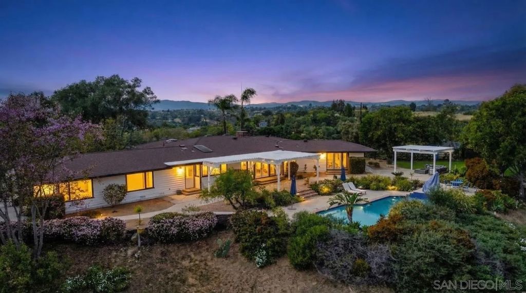 Photo of 1097 Camino Alisos, Fallbrook, CA 92028 (MLS # 260006900)