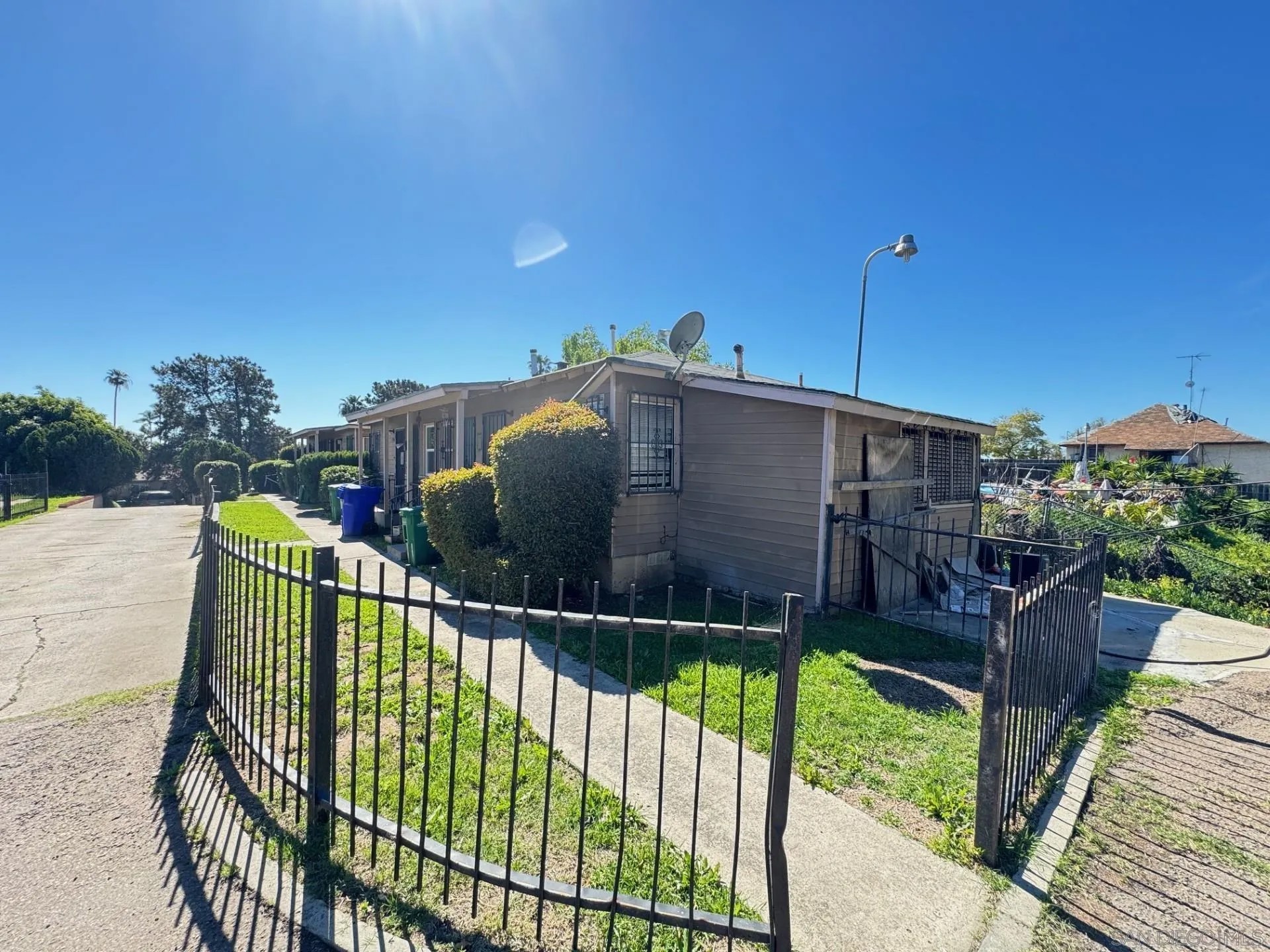 5402-8 Churchward St