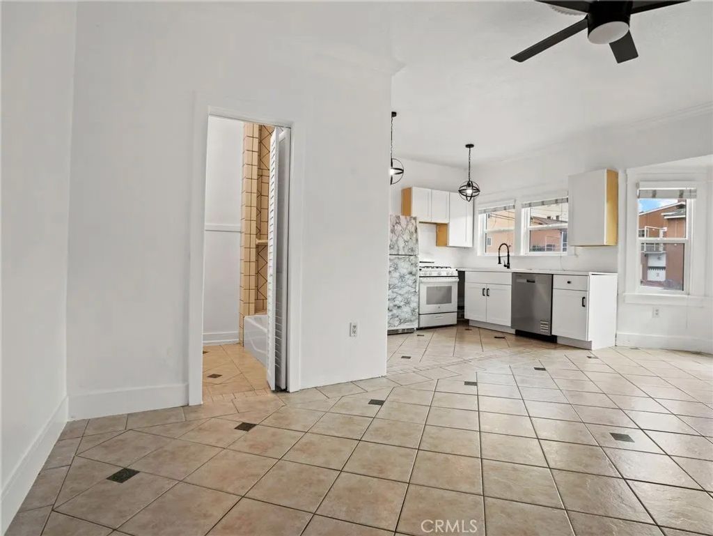 Photo of 354 Chestnut Ave #9, Long Beach, CA 90802 (MLS # OC26073085)