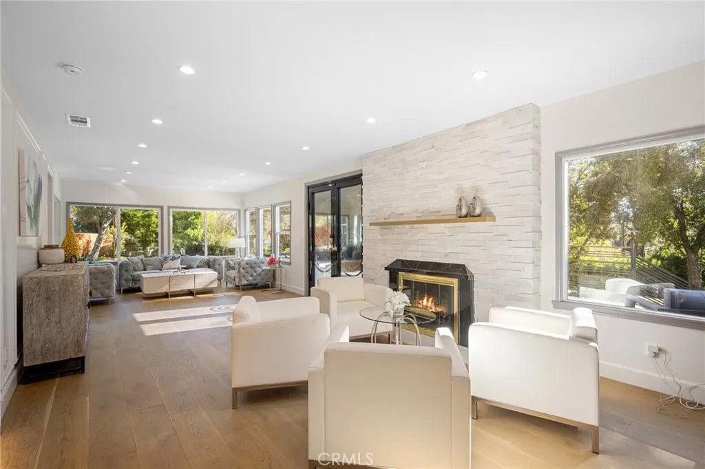 2065 E Altadena