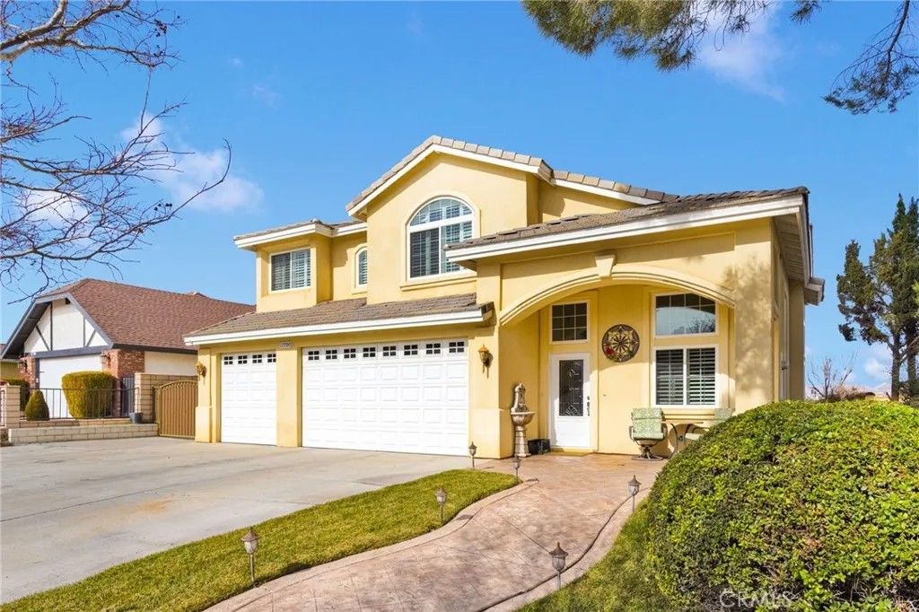 Photo of 17790 Cresta Blanca Ln, Victorville, CA 92395 (MLS # HD26021202)