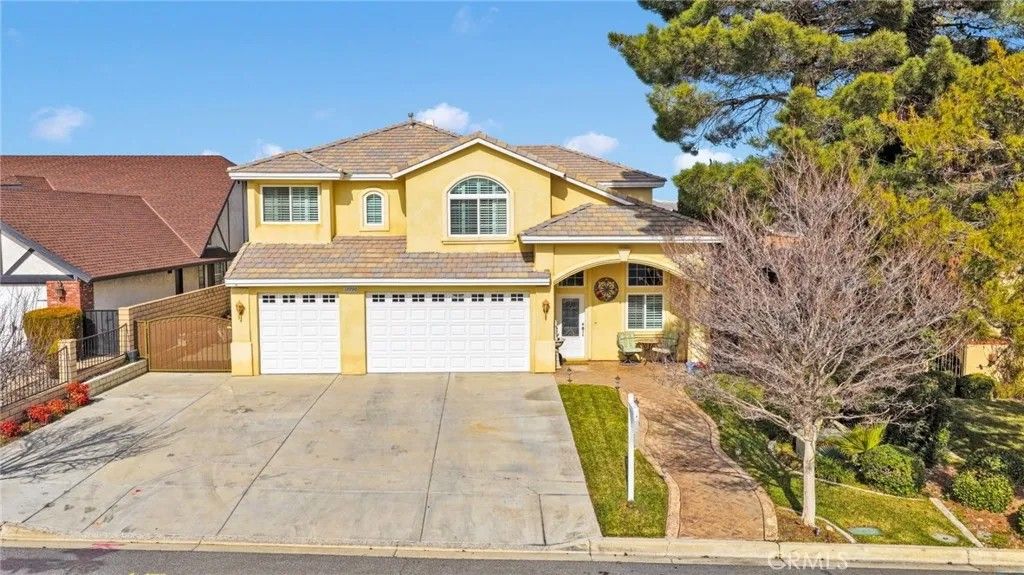 Photo of 17790 Cresta Blanca Ln, Victorville, CA 92395 (MLS # HD26021202)
