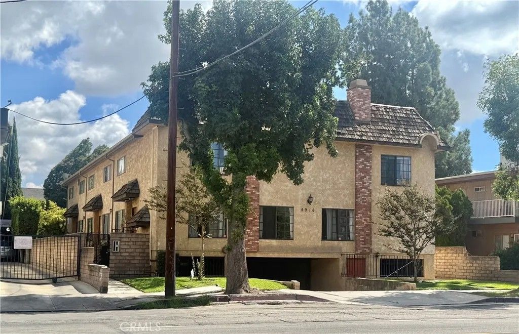 Photo of 5916 Whitsett Ave #2, Valley Village, CA 91607 (MLS # SR26055739)