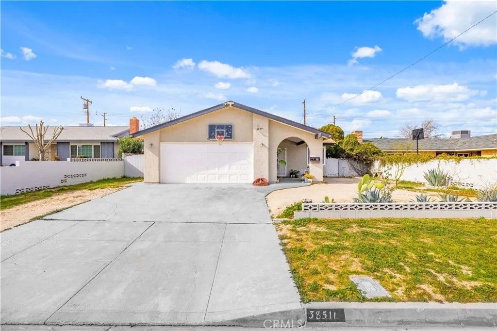 Photo of 38511 Carolside Ave, Palmdale, CA 93550 (MLS # SR26021798)