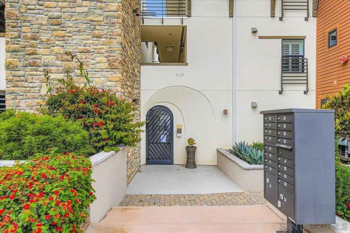 3128 Canon St 301