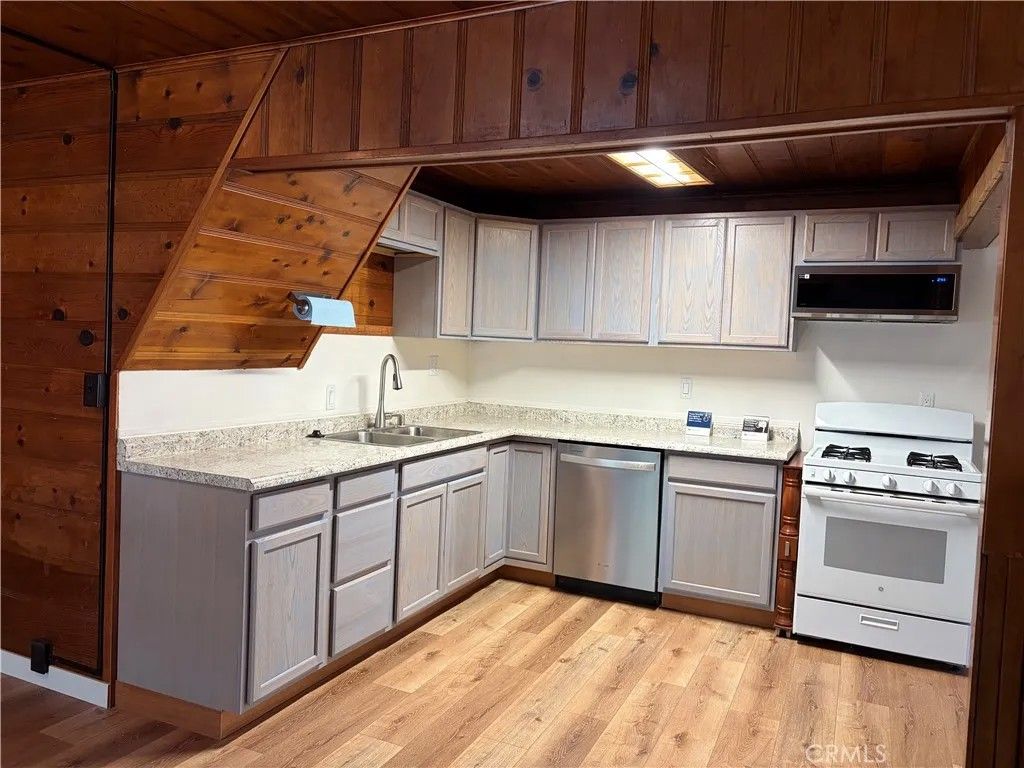 Photo of 320 Sky View Lane, Crestline, CA 92325 (MLS # IV26078377)