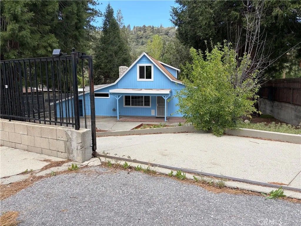 Photo of 320 Sky View Lane, Crestline, CA 92325 (MLS # IV26078377)