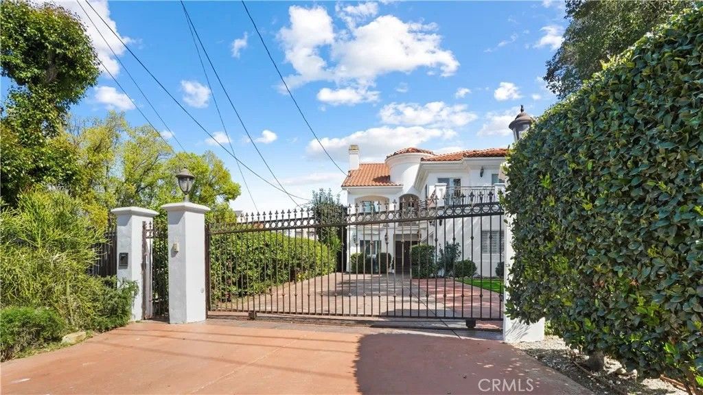 Photo of 5128 Avenida Hacienda, Tarzana, CA 91356 (MLS # AR26008314)