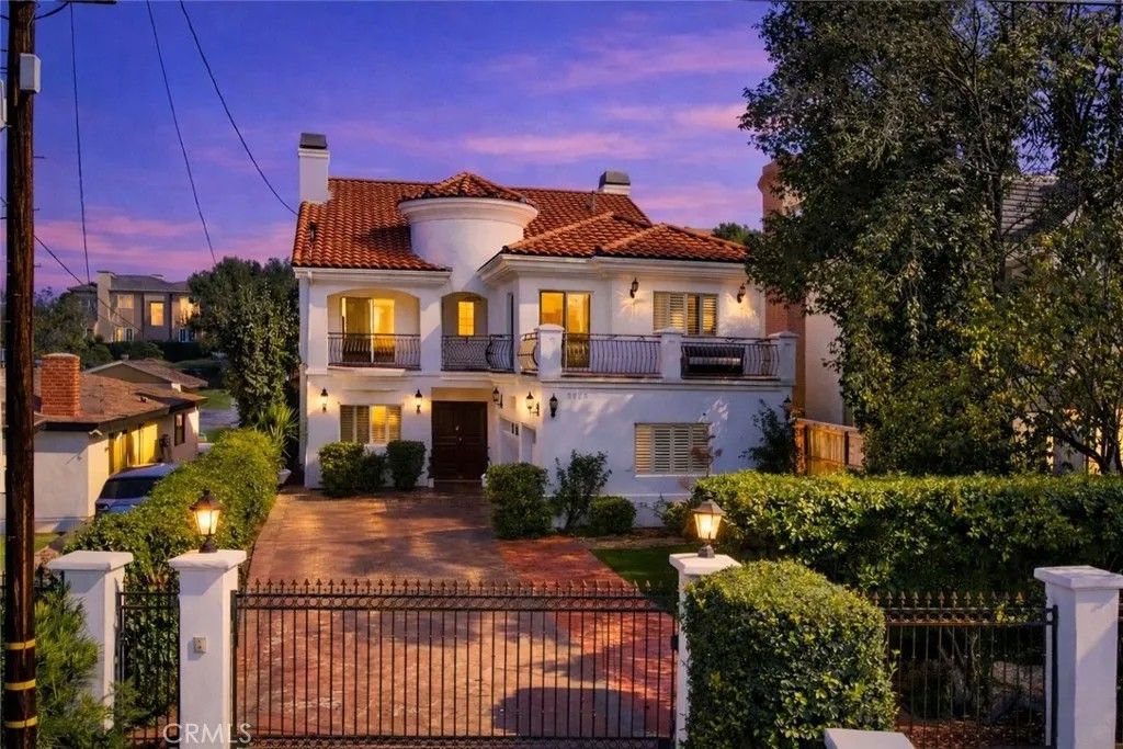 Photo of 5128 Avenida Hacienda, Tarzana, CA 91356 (MLS # AR26008314)