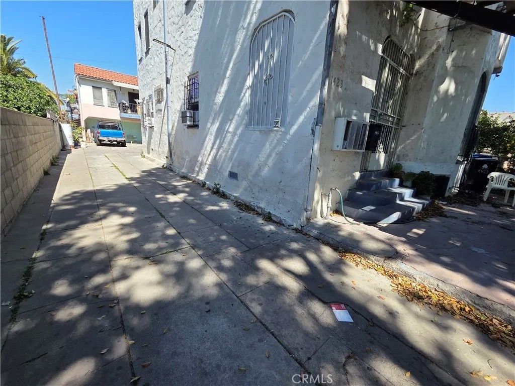 Photo of 1423 E 52nd St, Los Angeles, CA 90011 (MLS # CV26051321)