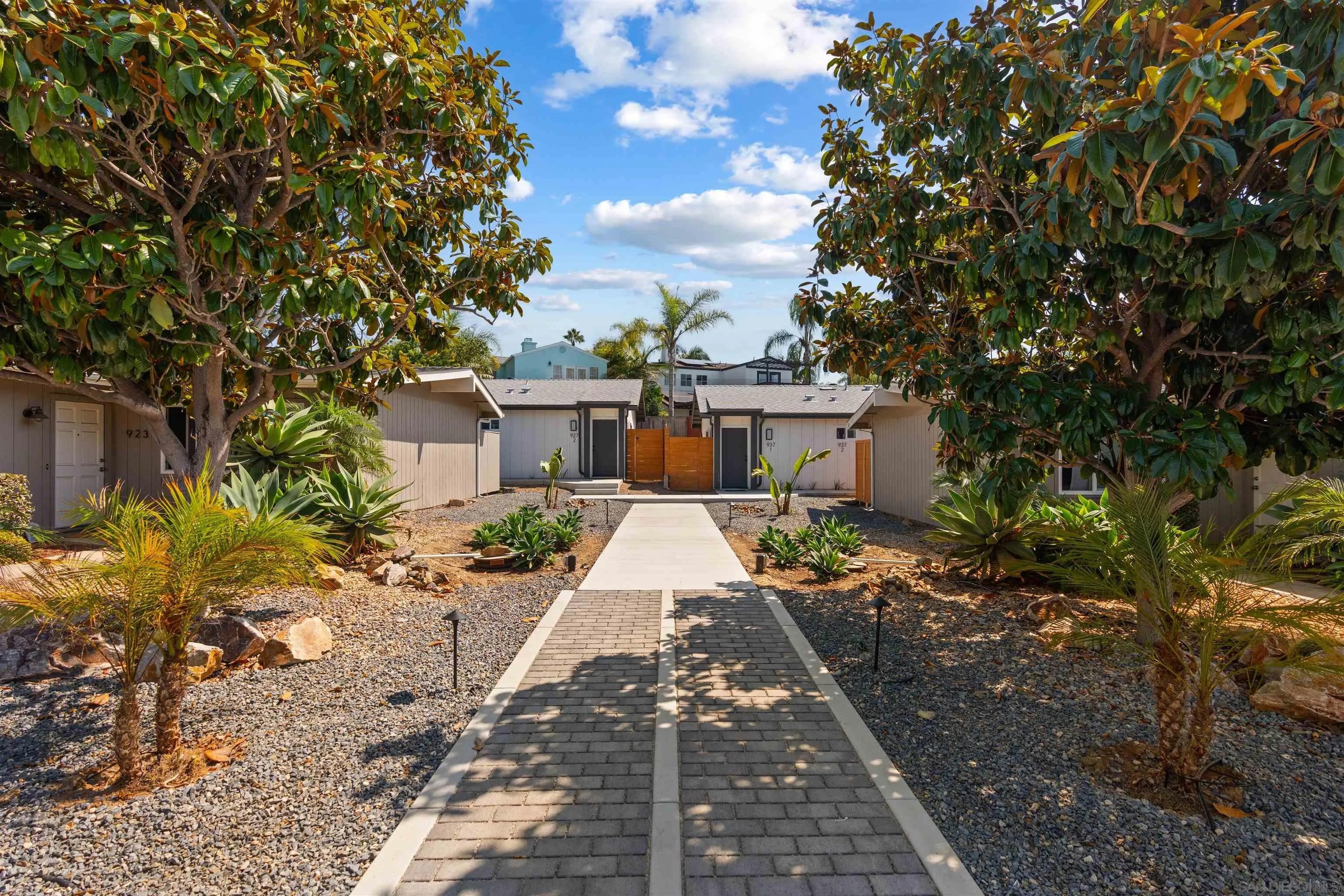 931-937 Regal Rd.