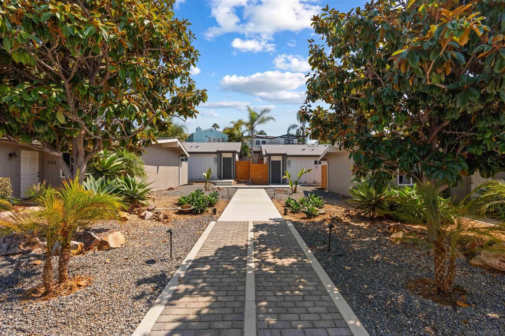 Photo of 931-937 Regal Rd, Encinitas, CA 92024 (MLS # 260022191)