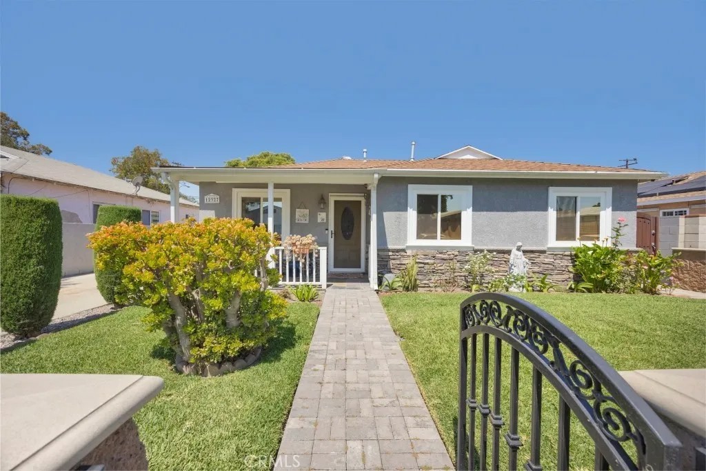 12327 Dunrobin