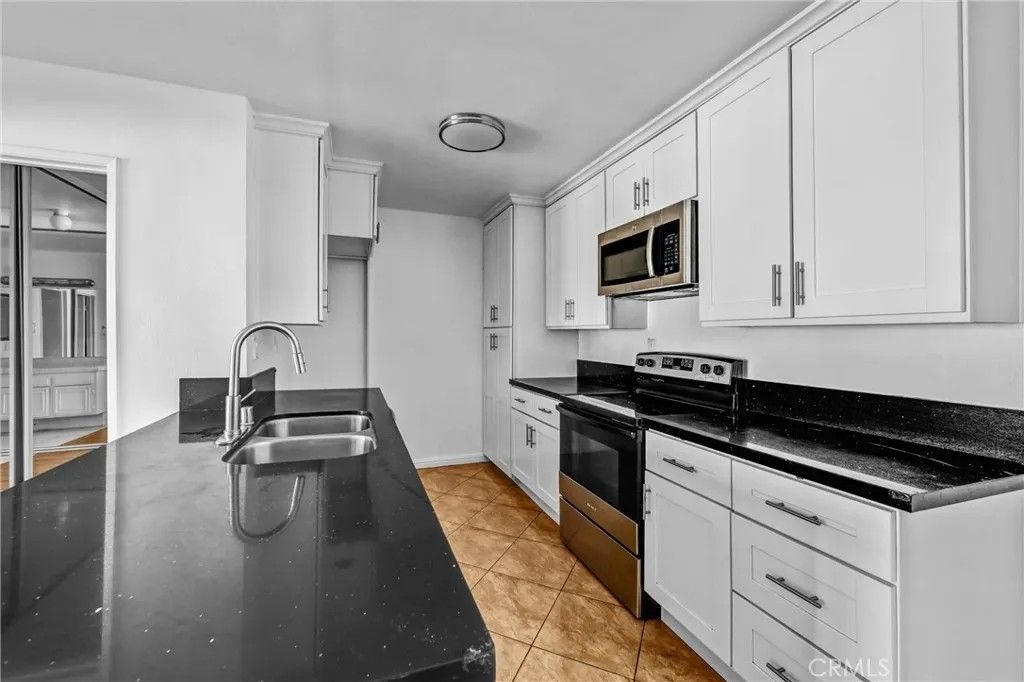 Photo of 5334 Lindley Avenue #319, Encino, CA 91316 (MLS # SR26104582)