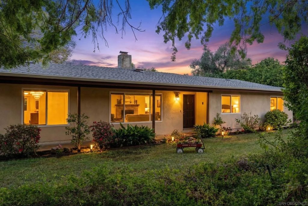 Photo of 1027 Pepper Tree Lane, Fallbrook, CA 92028 (MLS # 260007060)