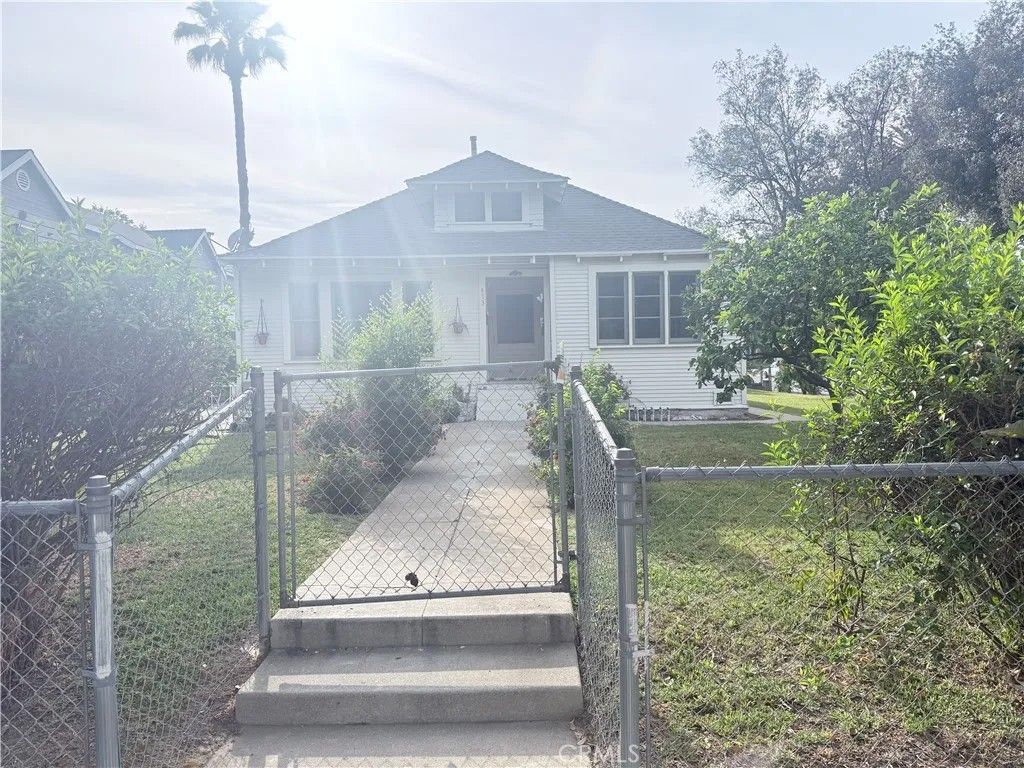 Photo of 473 N Euclid Ave #2, Pasadena, CA 91101 (MLS # TR26070582)