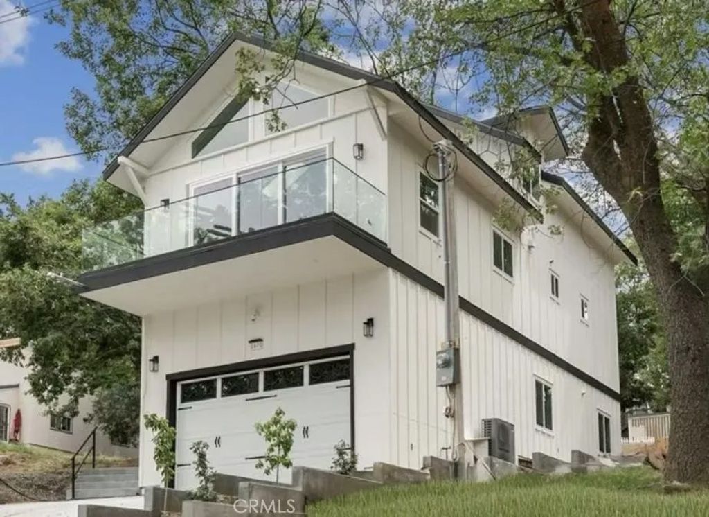 Photo of 1670 Grass Valley, Lake Arrowhead, CA 92352 (MLS # TR26058789)