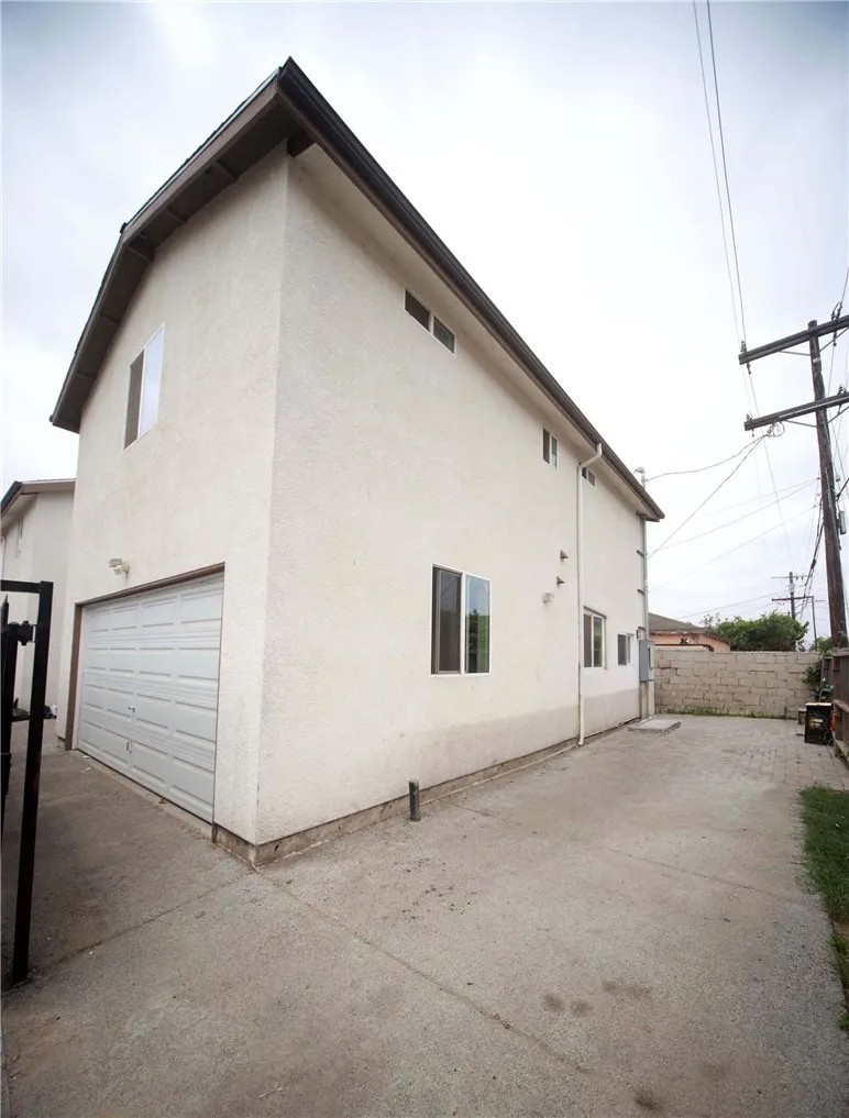 1019 E 84th Place