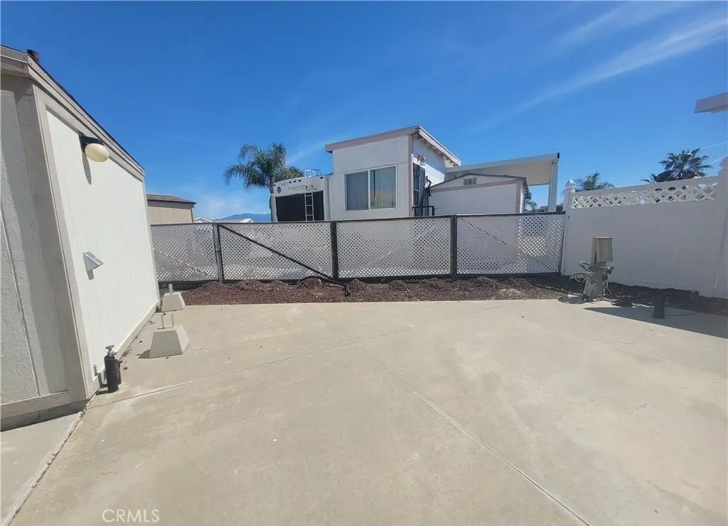 1295 S Cawston