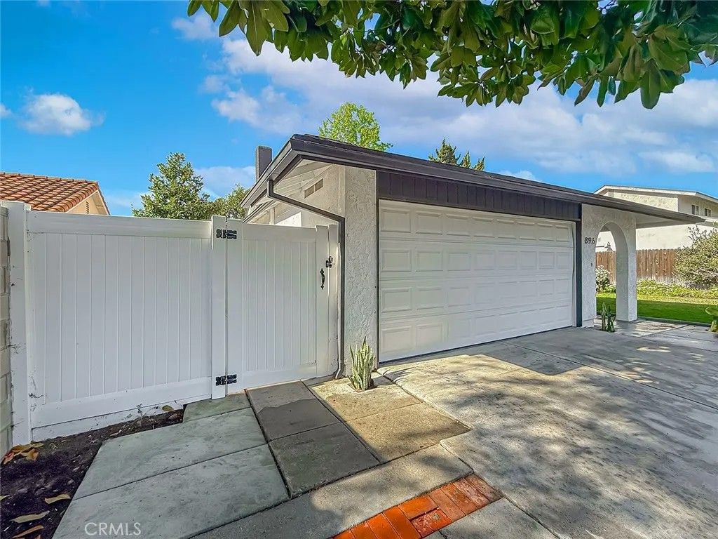 Photo of 896 Bright Star Street, Thousand Oaks, CA 91360 (MLS # SR26029587)