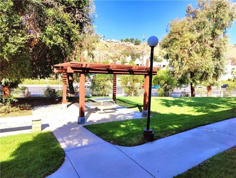 Tiny photo for 18126 Sundowner Way #1142, Canyon Country, CA 91387 (MLS # SB25238801)