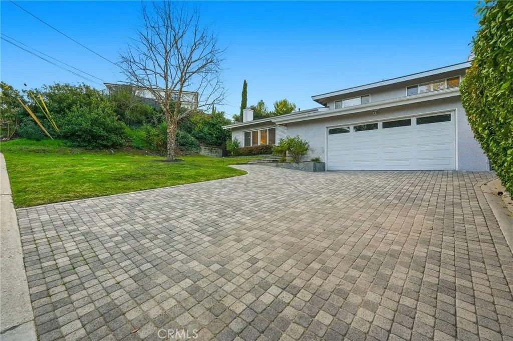 Photo of 4747 Ellenita, Tarzana, CA 91356 (MLS # SR26001695)