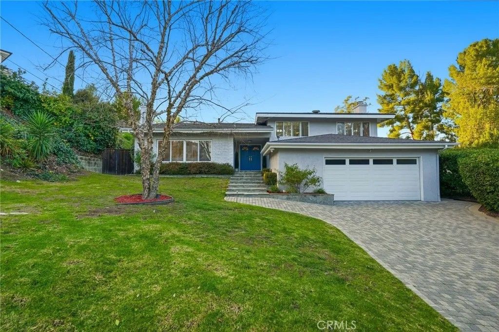 Photo of 4747 Ellenita, Tarzana, CA 91356 (MLS # SR26001695)