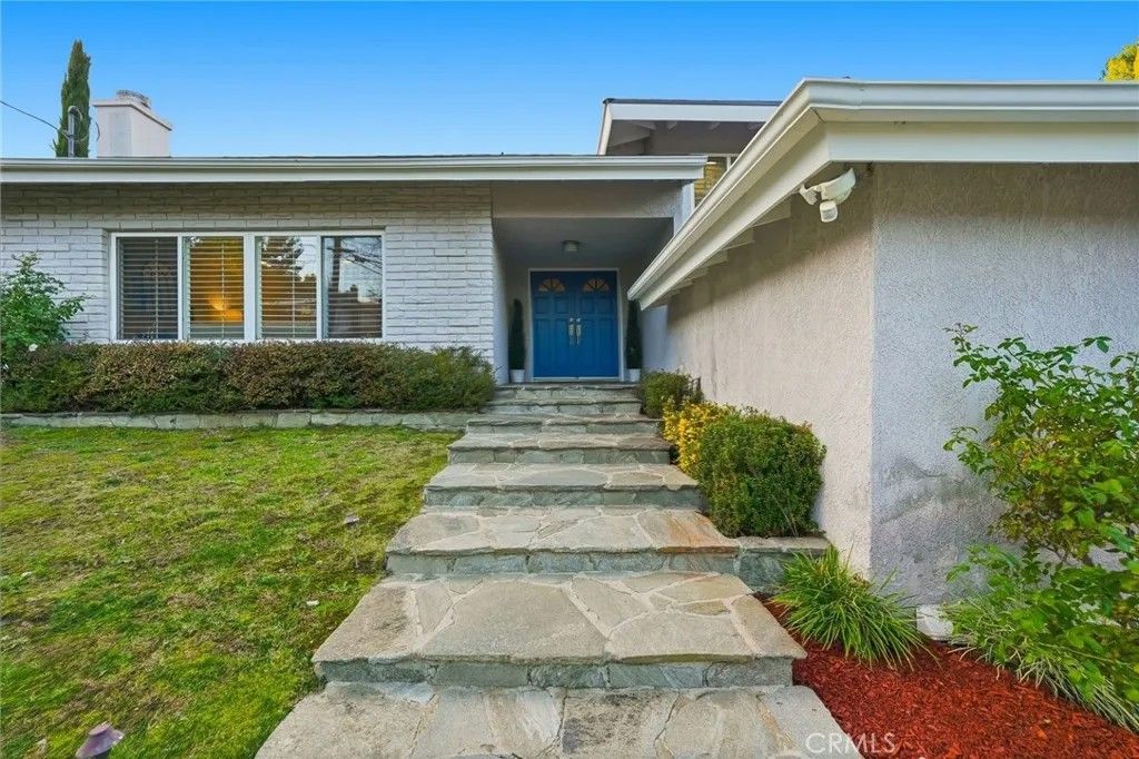 Photo of 4747 Ellenita, Tarzana, CA 91356 (MLS # SR26001695)