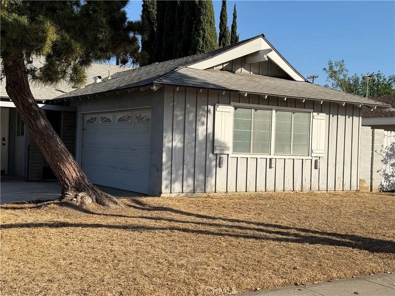 2637 N Fernside