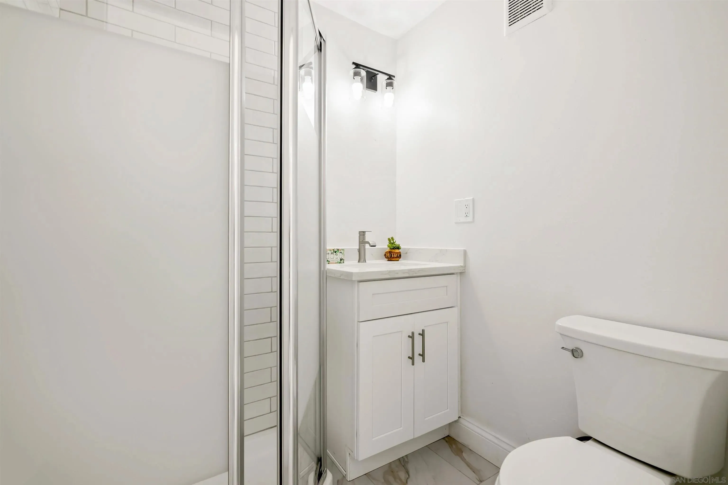 Escondido, California 92025, United States, 2 Bedrooms Bedrooms, ,2 BathroomsBathrooms,Residential,Active,232424