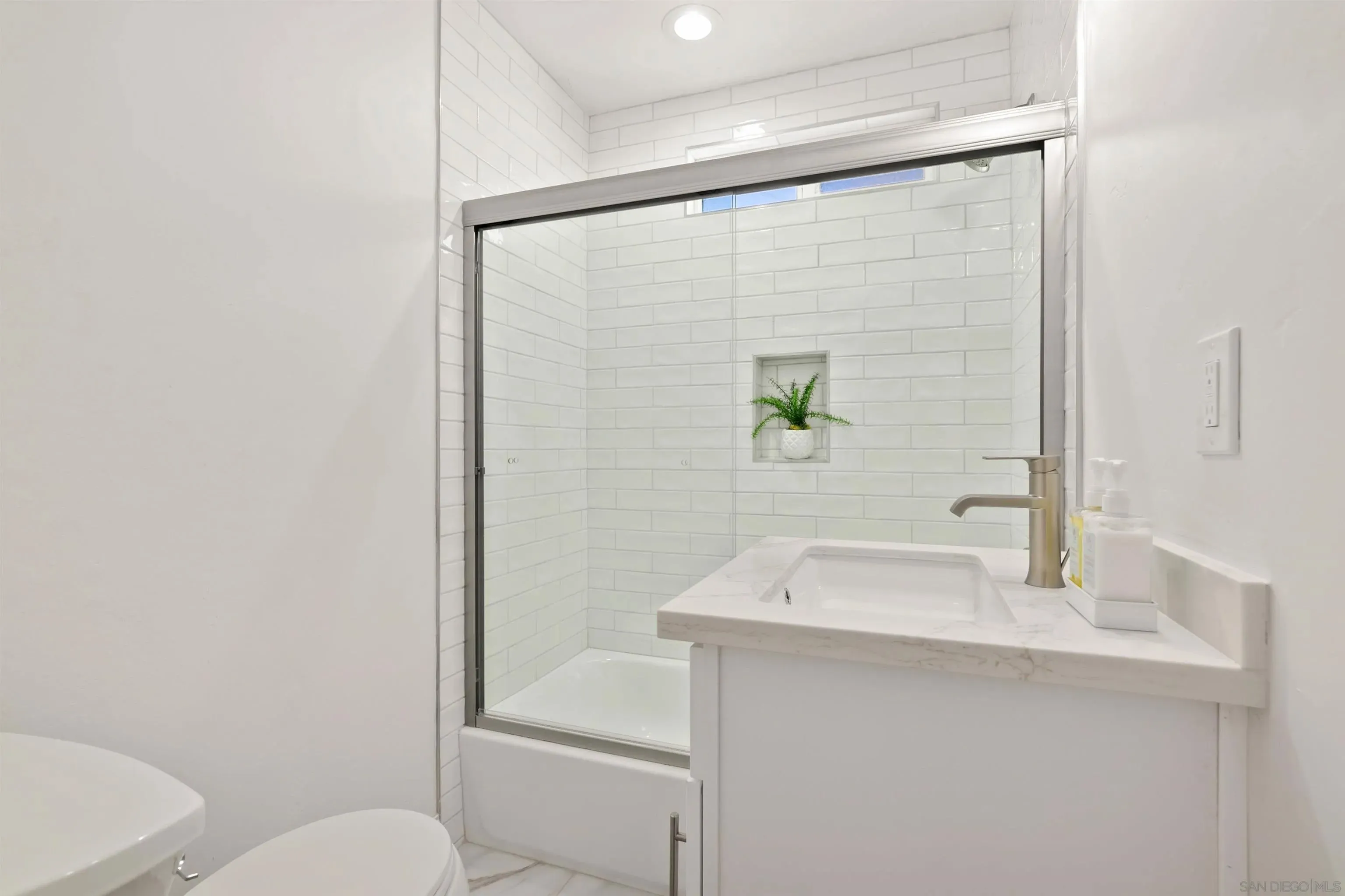 Escondido, California 92025, United States, 2 Bedrooms Bedrooms, ,2 BathroomsBathrooms,Residential,Active,232424