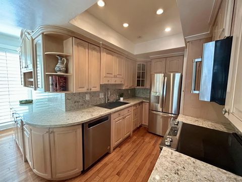 Tiny photo for 2410 Albatross St #9, San Diego, CA 92101 (MLS # 250040544)