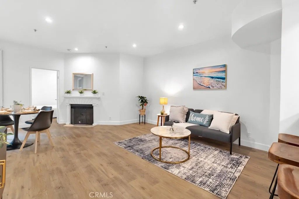 Photo of 620 S Gramercy Pl #338, Los Angeles, CA 90005 (MLS # SR26095564)