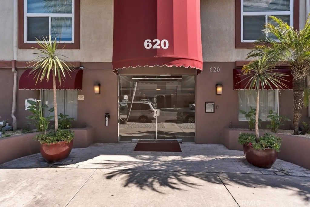 Photo of 620 S Gramercy Pl #338, Los Angeles, CA 90005 (MLS # SR26095564)
