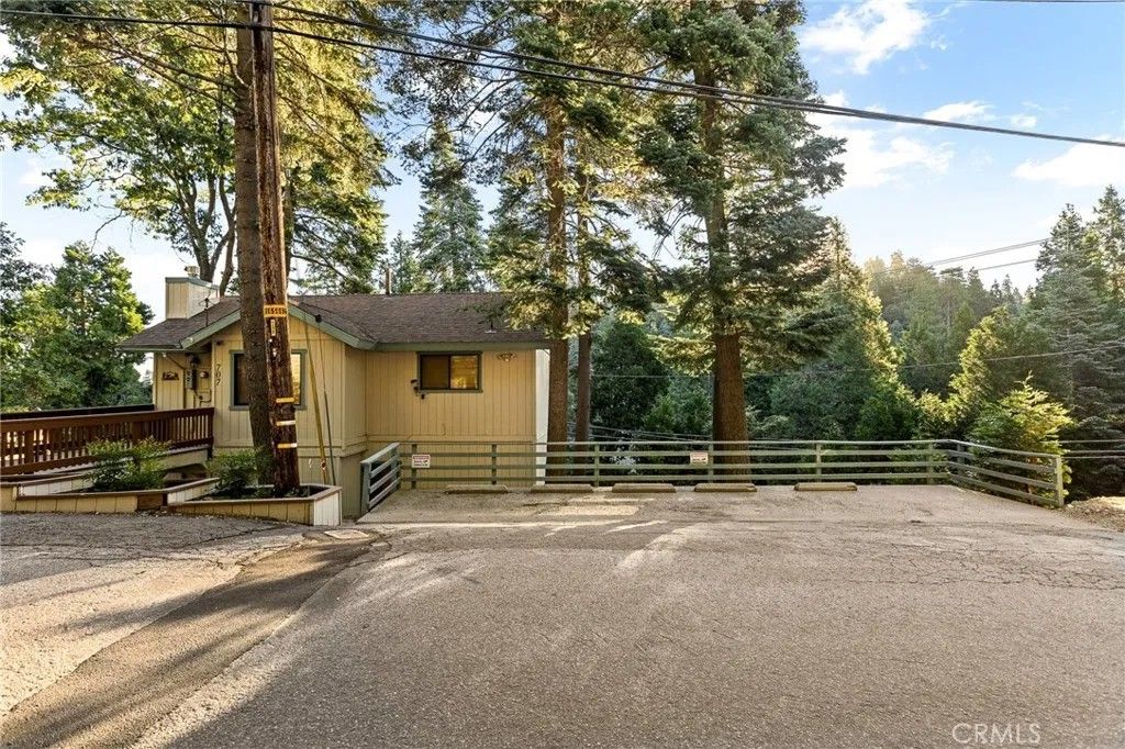 Photo of 707 Virginia Court, Lake Arrowhead, CA 92352 (MLS # IG26009871)