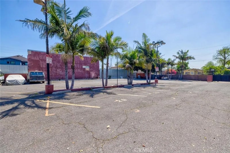 1437 E 61st