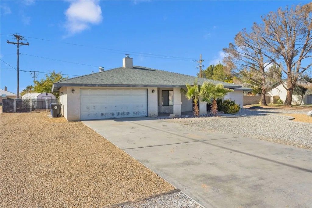 Photo of 13910 Rincon Rd, Apple Valley, CA 92307 (MLS # HD25273171)