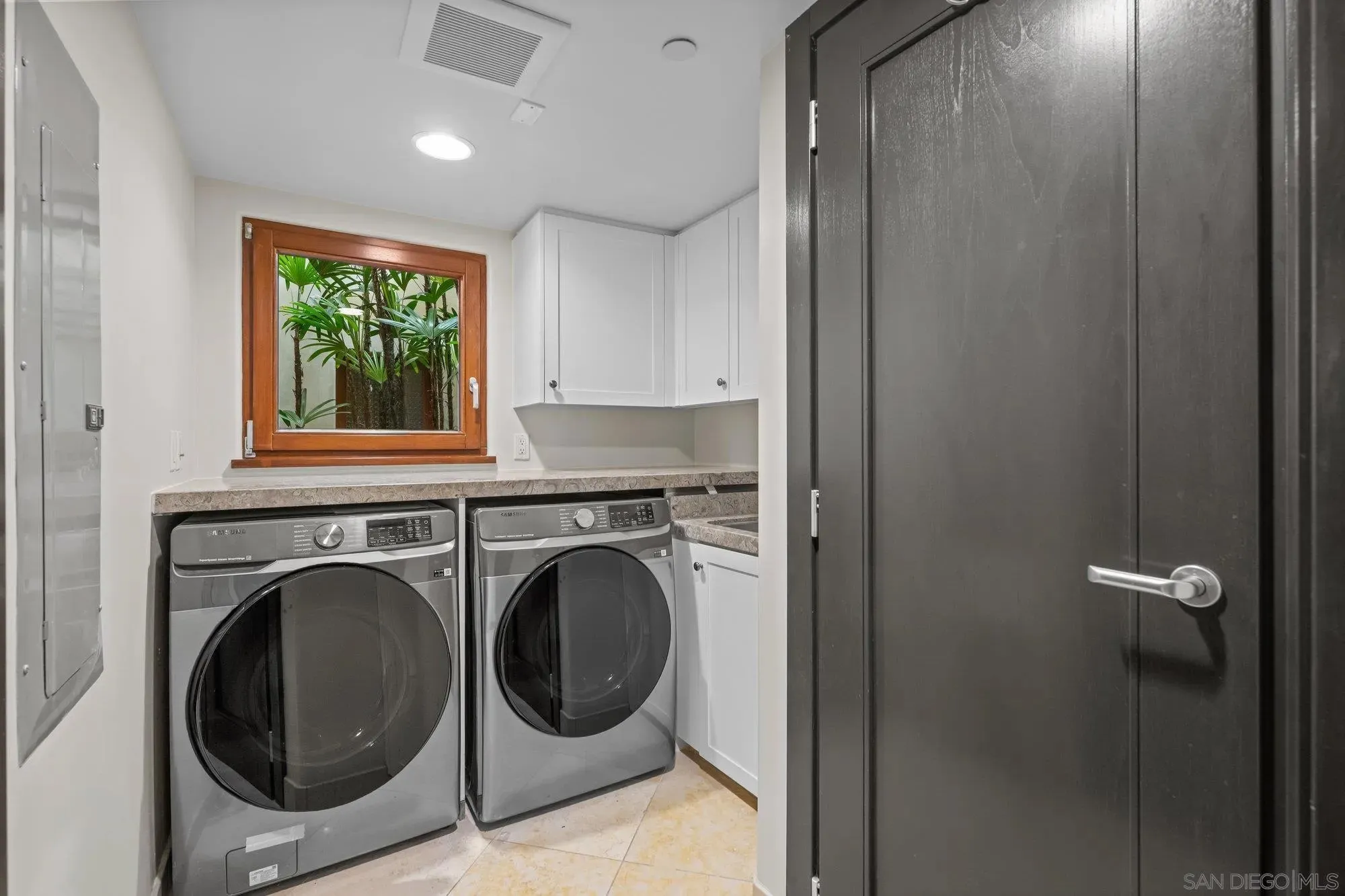 La Jolla, California 92037, United States, 3 Bedrooms Bedrooms, ,3 BathroomsBathrooms,Residential,Active,196977