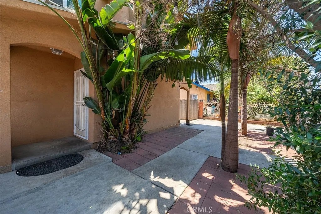 1214 E -1216 E 66th