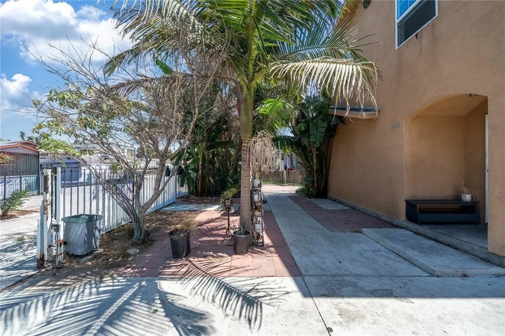1214 E -1216 E 66th