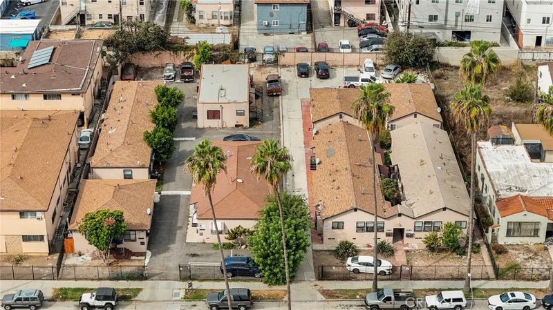 6401 S Victoria