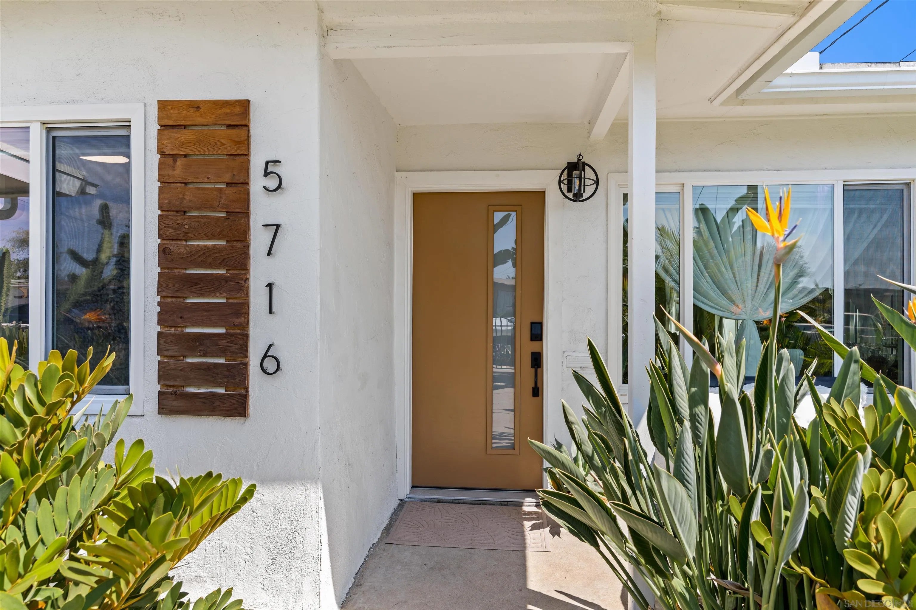 5716 Redwood