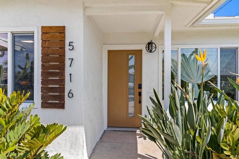 5716 Redwood