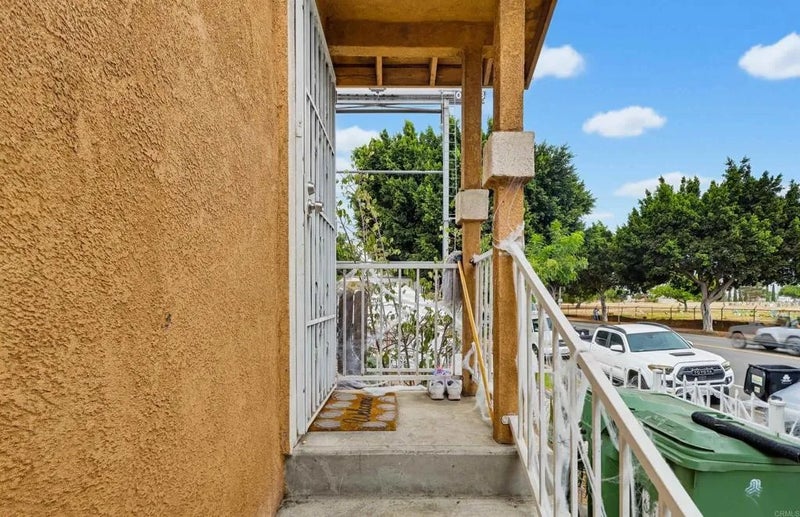 3231-1/2 E Cesar Chavez Avenue
