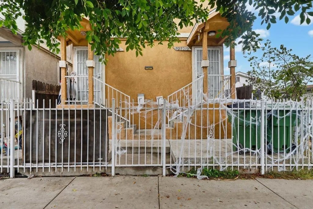 3231-1/2 E Cesar Chavez Avenue
