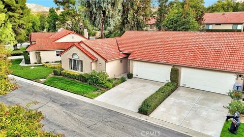 Photo of 20065 Avenue Of The Oaks, Newhall, CA 91321 (MLS # SR25240592)